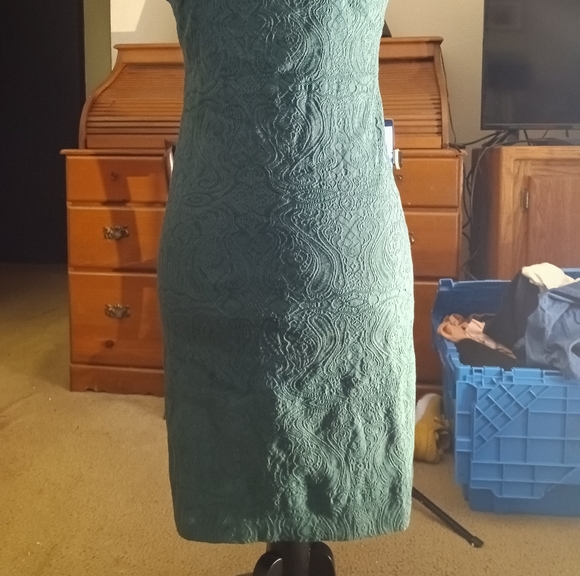 Dress, green , good condition and brand SheIn. Size Small - Picture 2 of 4